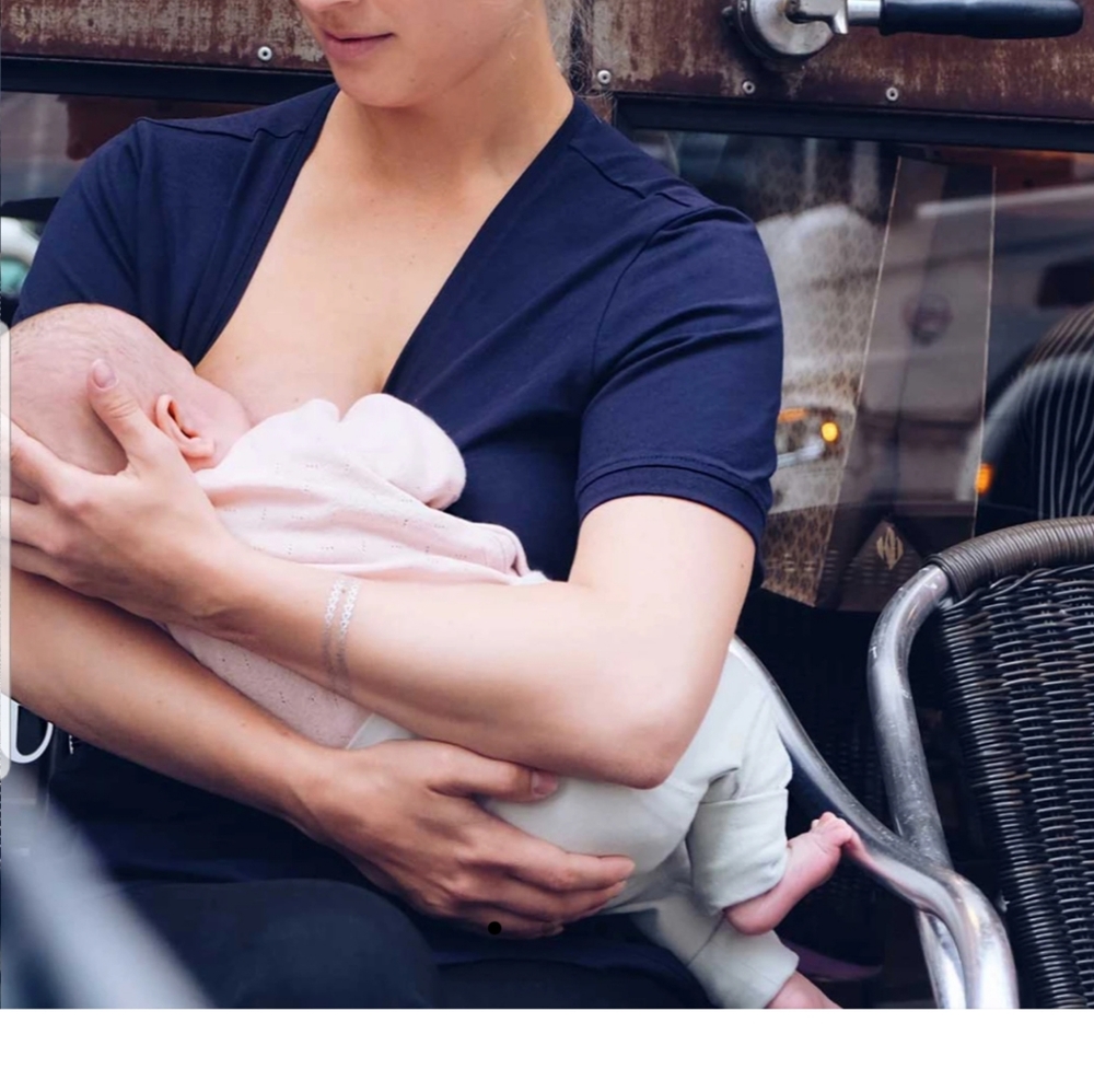 Mamagama public breastfeeder shirt